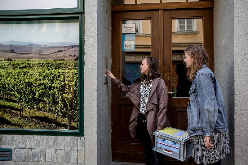 Voliči volili 5. října během prvního dne voleb do zastupitelstev obcí a senátních voleb v Praze.