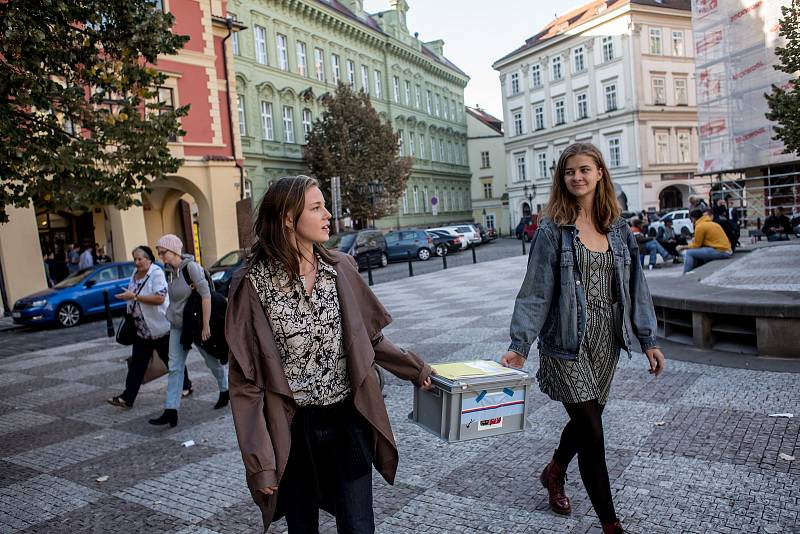 Voliči volili 5. října během prvního dne voleb do zastupitelstev obcí a senátních voleb v Praze.