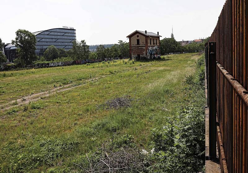 Pozemky mezi nádražím Holešovice a Vltavskou.