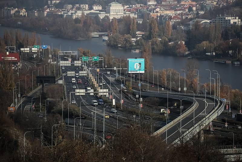 Pohled Barrandovský most a Dobříšskou ulici, vzadu Podolí. 