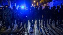 26. výročí Sametové revoluce 17. listopadu před Úřadem vlády v Praze. Policie musela rozehnat dav.