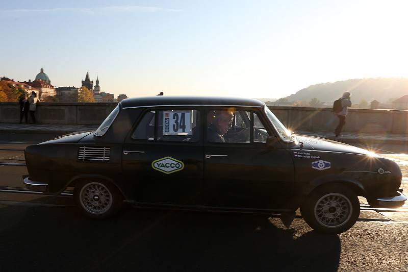 Ze slavnostního startu 10. ročníku mezinárodního automobilového závodu legend Rallye Praha Revival.