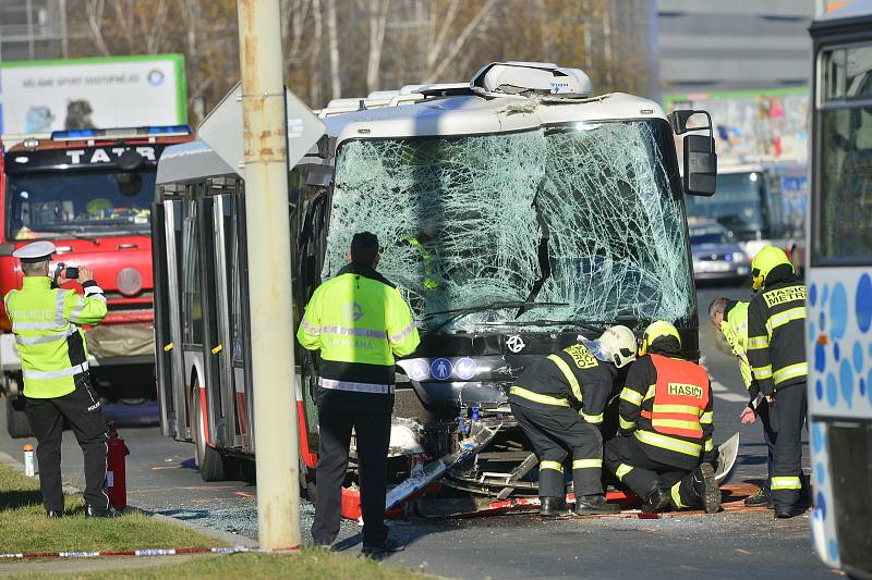 Na Chodově se srazily dva autobusy.