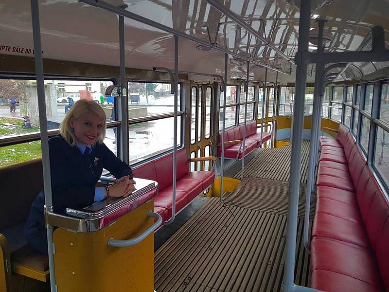 Historická tramvaj Tatra T1 vyjela v Praze na lince číslo 2 do běžného provozu.