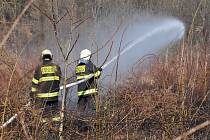 Jedním z mnoha požárů porostu, které pražští hasiči likvidují v nynějších teplých a suchých dnech, byl oheň v travnatém a křovinatém porostu na okraji sídliště na Jižním Městě. Ve čtvrtek po půl druhé odpoledne zachvátil plochu odhadem 250×250 metrů.