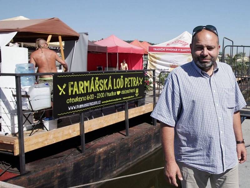 Gastronomicko-kulturní koncept nové farmářské lodi Petra na vltavské náplavce, který se bude odehrávat celé léto a také část podzimu. 