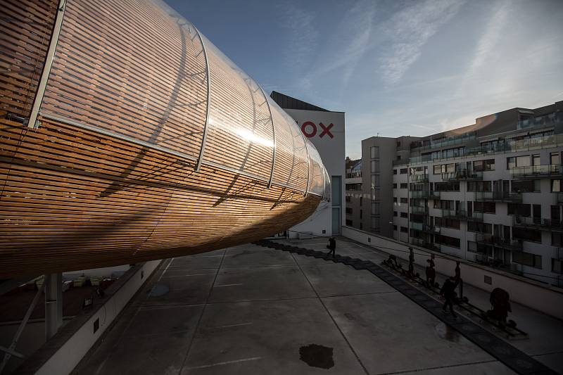 Na střeše pražského centra současného umění DOX byla postavena dřevostavba ve tvaru vzducholodi s názvem Vzducholoď Gulliver