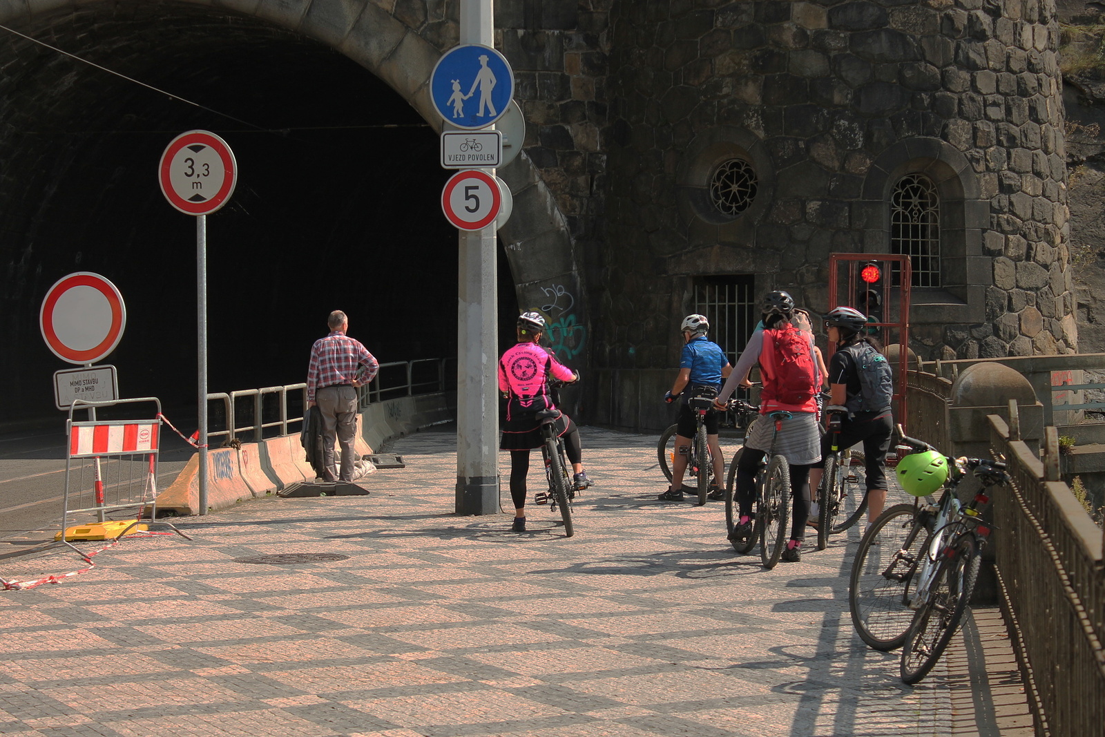 OBRAZEM: Chodce a cyklisty řídí ve Vyšehradském tunelu semafor - Pražský  deník