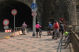 Během uzavírky řídí dopravu pro pěší a cyklisty ve Vyšehradském tunelu semafor.