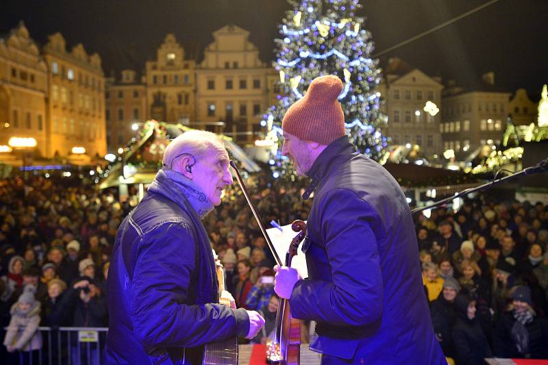 Česko zpívá koledy 2019 na Staroměstském náměstí v Praze.