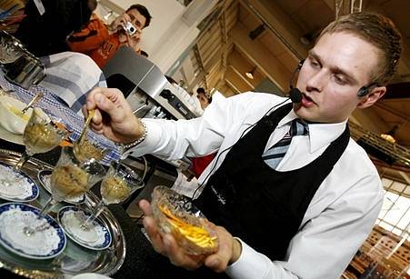 Student pražského gymnázia Tomáš Frýda připravuje svou kávu během soutěže 5. mistrovství baristů ČR, které se konalo 17. února v Křižíkově pavilonu na pražském Výstavišti. 