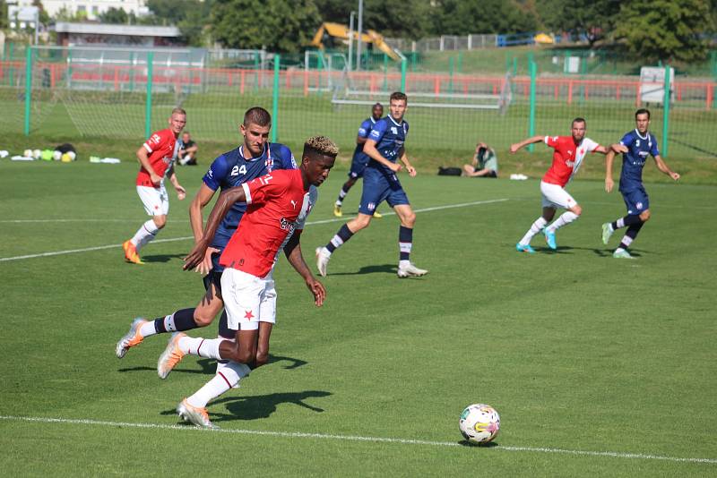 Fotbalisté Slavie za zavřenými dveřmi tréninkového areálu v Edenu odehráli generálku s druholigovou Líšní. A ta favorita překvapivě porazila 4:2!