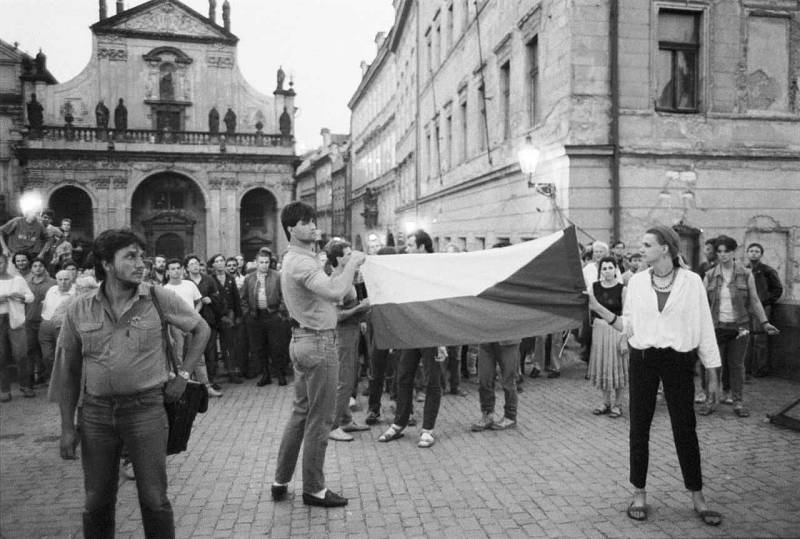 LIDÉ V ULICÍCH. Protest proti sovětské okupaci na Křižovnickém náměstí před kostelem sv. Salvátora.