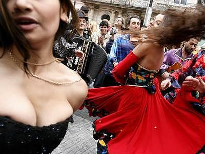 Průvod romských tanečnic a hudebníku ze dne 31. května 2007.