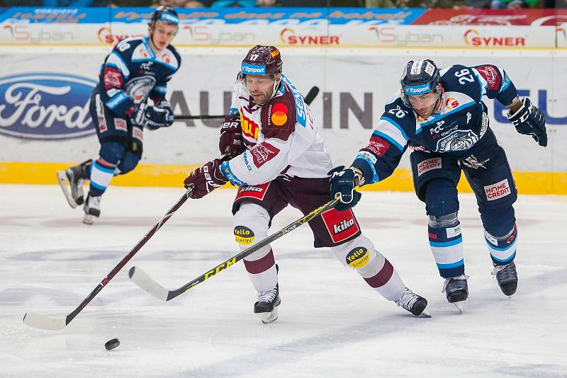 Druhý zápas předkola Generali play off Tipsport extraligy ledního hokeje se odehrál 7. března v liberecké Home Credit areně. Utkaly se celky Bílí Tygři Liberec a HC Sparta Praha. Na snímku zleva Jaroslav Hlinka a Petr Jelínek.