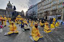 Na Václavském náměstí protestovali Číňané a příznivci proti komunistickému režimu v Číně cvičením Falun Dafa.