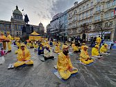 Na Václavském náměstí protestovali Číňané a příznivci proti komunistickému režimu v Číně cvičením Falun Dafa.