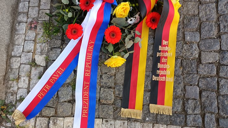 Německý prezident Frank-Walter Steinmeier uctil u budovy FFUK památku obětí tragické střelby.