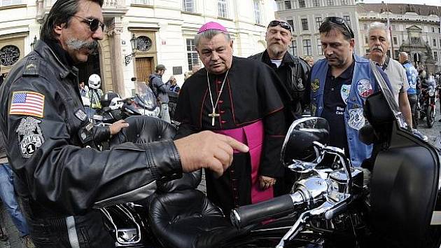 Pražský arcibiskup Dominik Duka se na Pražském hradě setkal s členy evropského policejního motorkářského klubu.