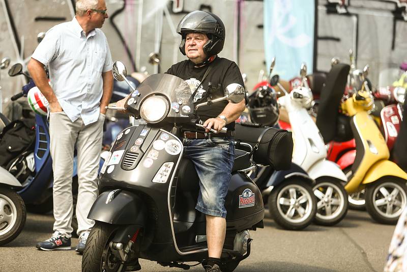 Spanilá jízda skútrů Vespa v sobotu 19. června 2021.