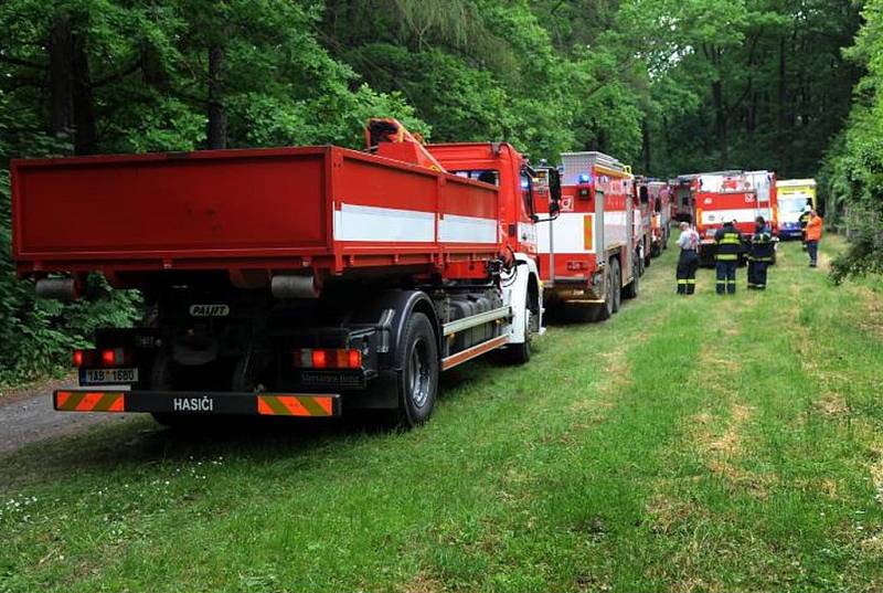 Rozsáhlý zásah při likvidaci požáru lesního porostu v Bohnicích mají za sebou pražští hasiči