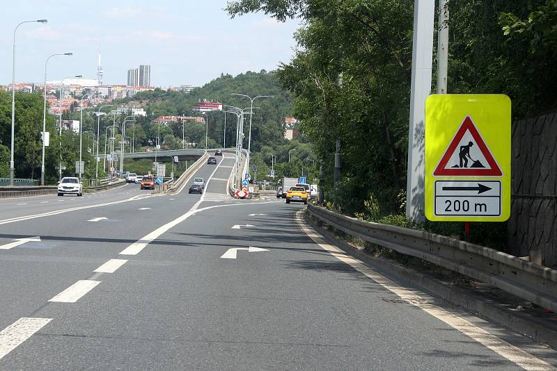 Z opravy Barrandovského mostu v Praze.