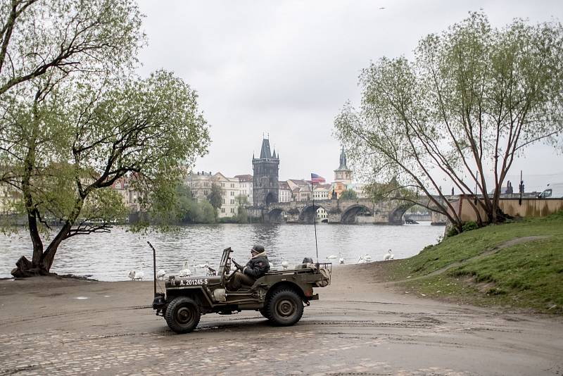 Příznivci historické techniky si v Praze 28. dubna každoroční jízdou amerických historických vojenských vozidel s názvem Convoy of Liberty připomněli konec 2. sv. války.