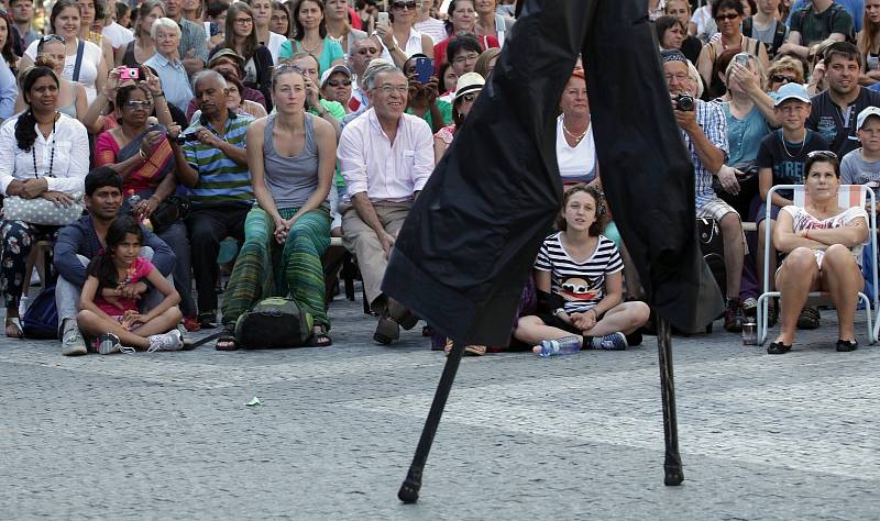 Šestý ročník Mezinárodního festivalu pouličního divadla Za dveřmi 14.-18. 7. byl zahájen průvodem naděje - Křídla naděje. Průvod, kterým se chce říci, že ne všichni v dnešní době trpí deziluzí ze ztráty hodnot.