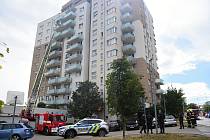 Sobotní zásah pražských hasičů v bytovém domě v ulici V Štíhlách. Elektronická požární signalizace původně hlásila požár, avšak šlo o únik vody z bytu.