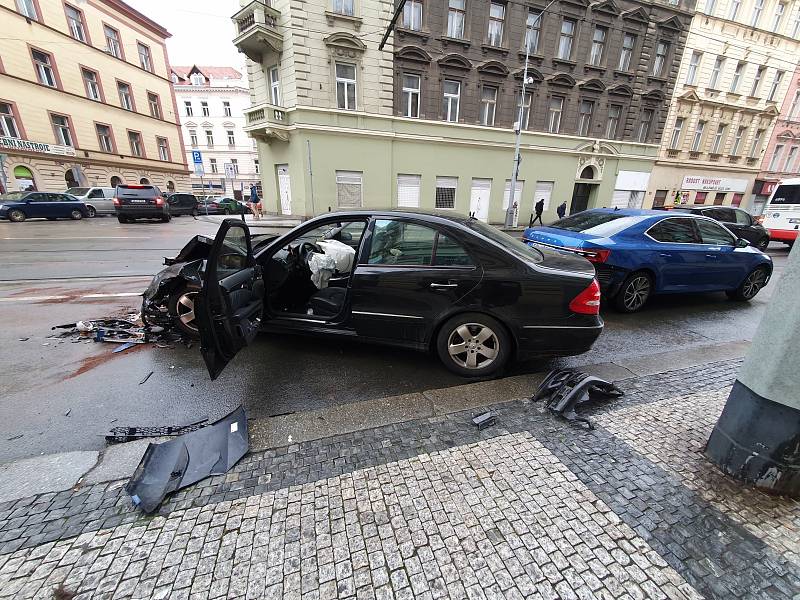Dopravní nehoda na křižovatce ulic Francouzská a Slovenská v Praze 2.