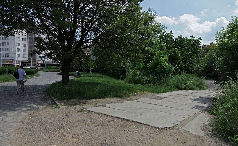 Současná Palmovka - špína, nepořádek, rozkopané ulice při rekonstrukci kolejí.