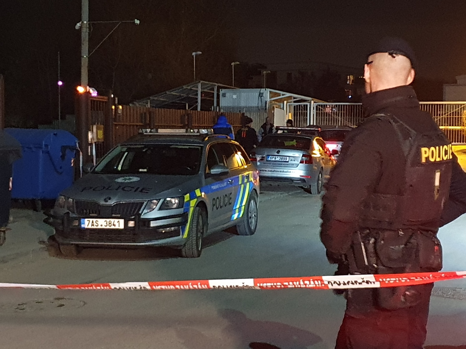 Video, foto: Policisté zastřelili agresivního zloděje. Běžel na ně se  sekerou - Pražský deník