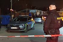 Policejní zásah, při kterém policie zastřelila zloděje, který je ohrožoval sekyrou v Praze 9.
