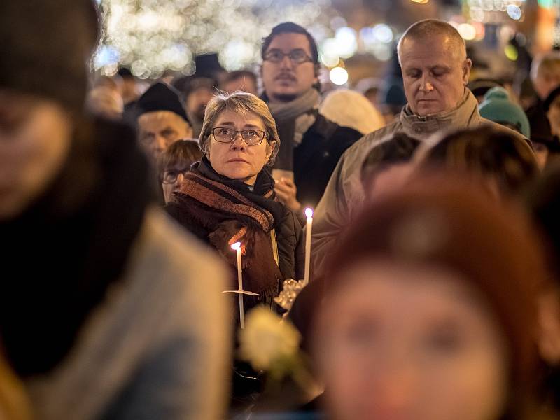 Lidé uctili památku 50. výročí upálení Jana Palacha Pochodem světla 16. ledna v Praze.