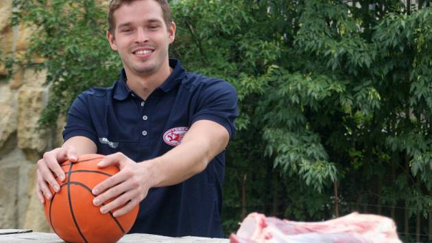 MLADÝ BRANKÁŘ Dominik Furch přinesl před zraky dlouhého zástupu slávistických fanoušků lví dámě Aishe pořádný kus žvance a basketbalový míč na hraní. „Byl to silný zážitek, vidět ji metr od sebe za tenkou mříží,“ smál se Furch.