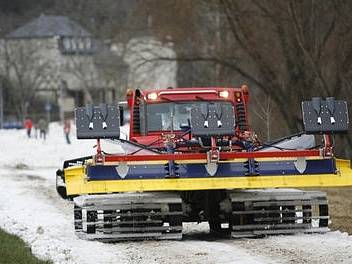 Sníh z Hradčanského náměstí byl převezen na břeh Vltavy v Roztocké ulici, kde vznikne 700 m dlouhá běžkařská trať.