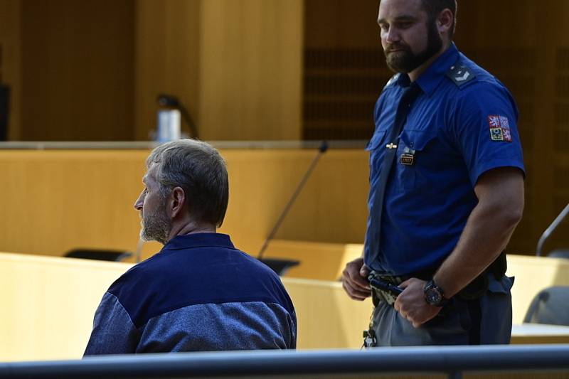 Roman Janoušek - Obvodní soud projednával žádost odsouzeného lobbisty Romana Janouška (vlevo) o podmíněné propuštění z vězení, 2. srpna 2022, Praha.