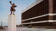 RADOSTNÝ DEN. Bronzová žena s dítětem vítala příchozí návštěvníky z podstavce na terase před budovou Paláce kultury (dnes Kongresové centrum Praha).