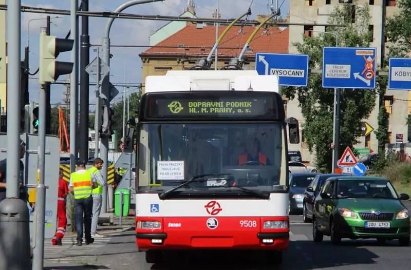 Pražský dopravní podnik má vlastní trolejbus, 15 let starý 24Tr koupil z Plzně.