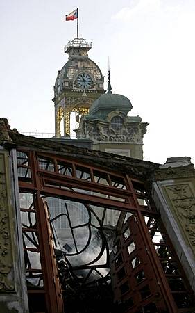 Hasiči pokračovali 17. října v dohašování požáru levého křídla pražského Veletržního paláce.