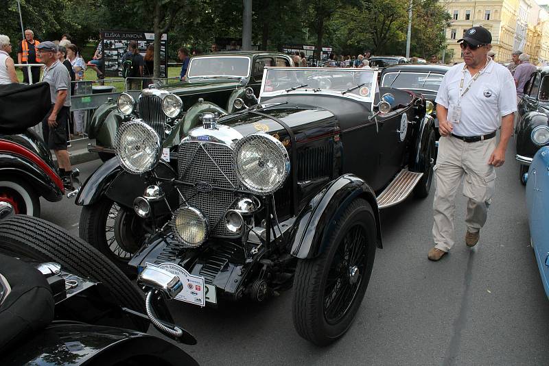 Přejímka historických vozů k závodu 1000 mil československých 11. srpna 2021 v Opletalově ulici před budovou Autoklubu České republiky.