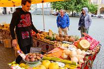 Africké trhy s exotickým ovocem na Malostranském náměstí v Praze.