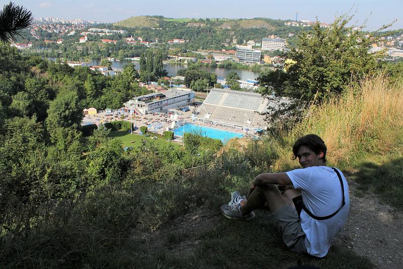 Plavecký bazén v Podolí se zaplňuje. Jan Bartoň bydlí u Kavčích hor a na vyhlídku nad bazénem chodí relaxovat. „Voda je pro mě ještě studená, takže dnes se koupat nepůjdu, až se voda pořádně prohřeje," směje se student Honza.