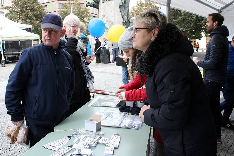 Z Koncertu pro Bílou pastelku 13. října 2021 na Palackého náměstí.