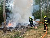Požár provizorního přístřešku ve Štěrboholích 25. července 2023.