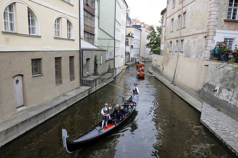 Gondoly na Čertovce. Gondolieři projeli Čertovkou až do laguny pod Karlovým mostem, kde u Velkopřevorského mlýna zazpívali italské gondolierské písně.