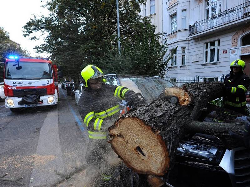 Hasiči likvidovali následky silného větru Mortimer po celé Praze.