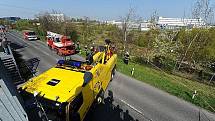 Autobus převážející zákazníky do nákupního centra Globus na pražském Zličíně spadl 18. dubna ze srázu.