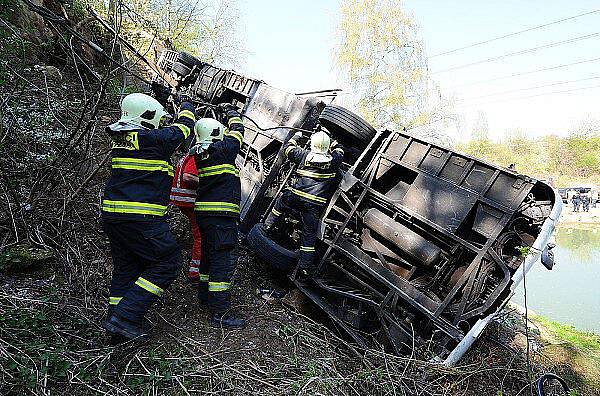 Autobus převážející zákazníky do nákupního centra Globus na pražském Zličíně spadl 18. dubna ze srázu.