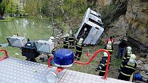 Autobus převážející zákazníky do nákupního centra Globus na pražském Zličíně spadl 18. dubna ze srázu.